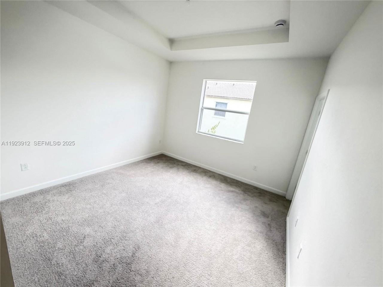 2620 Se 27th Dr - Photo 6 of 8