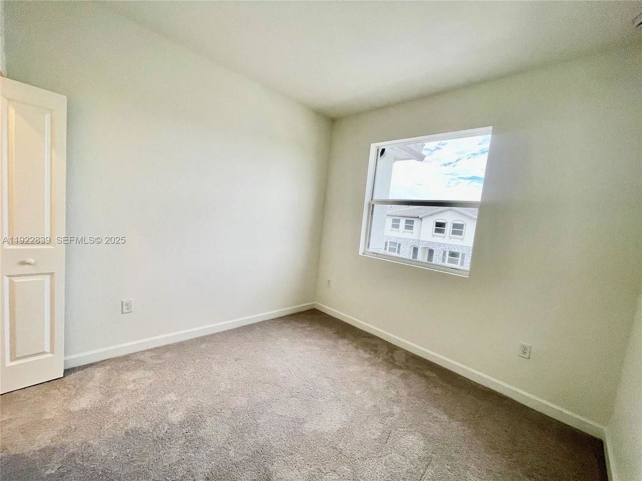 1141 Se 2nd St - Photo 6 of 8