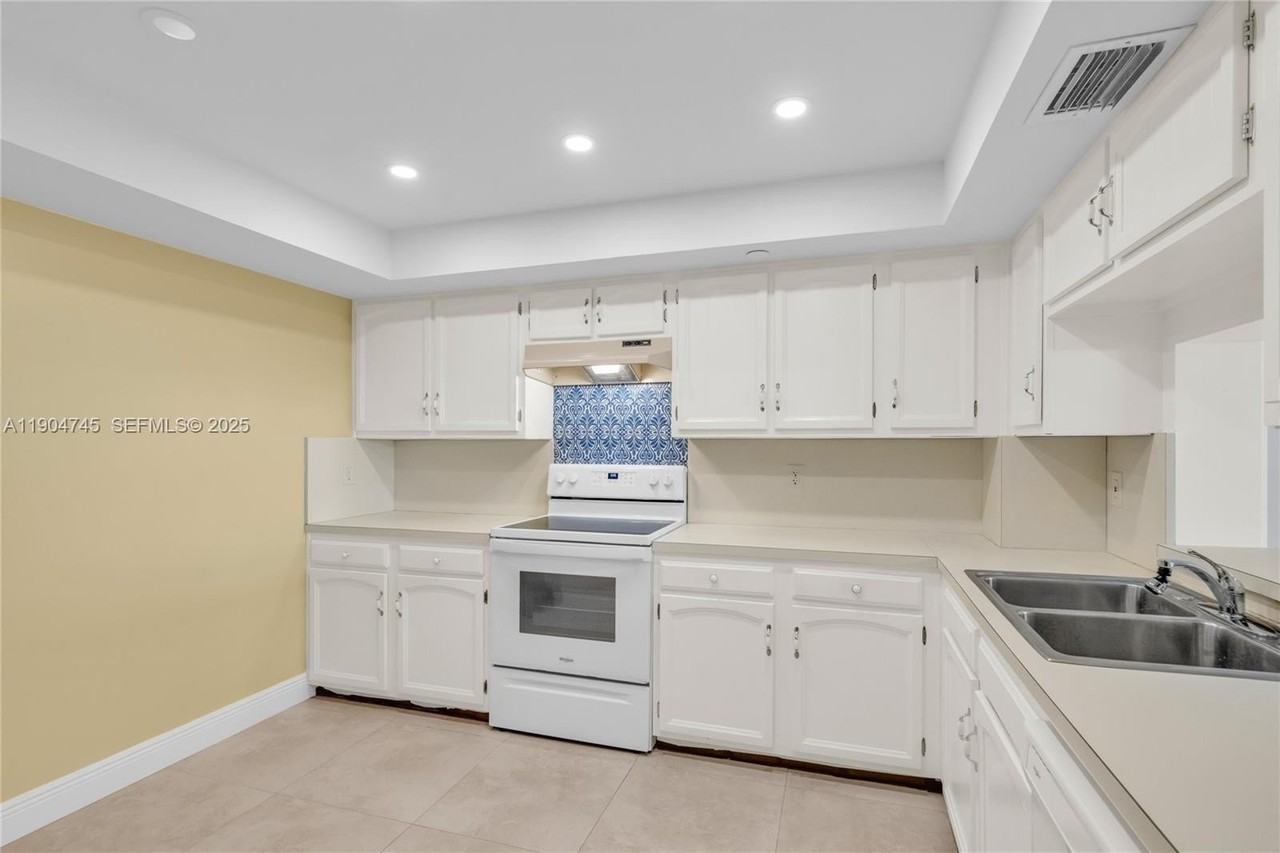 3200 Port Royale Dr N #1210 - Photo 3 of 40