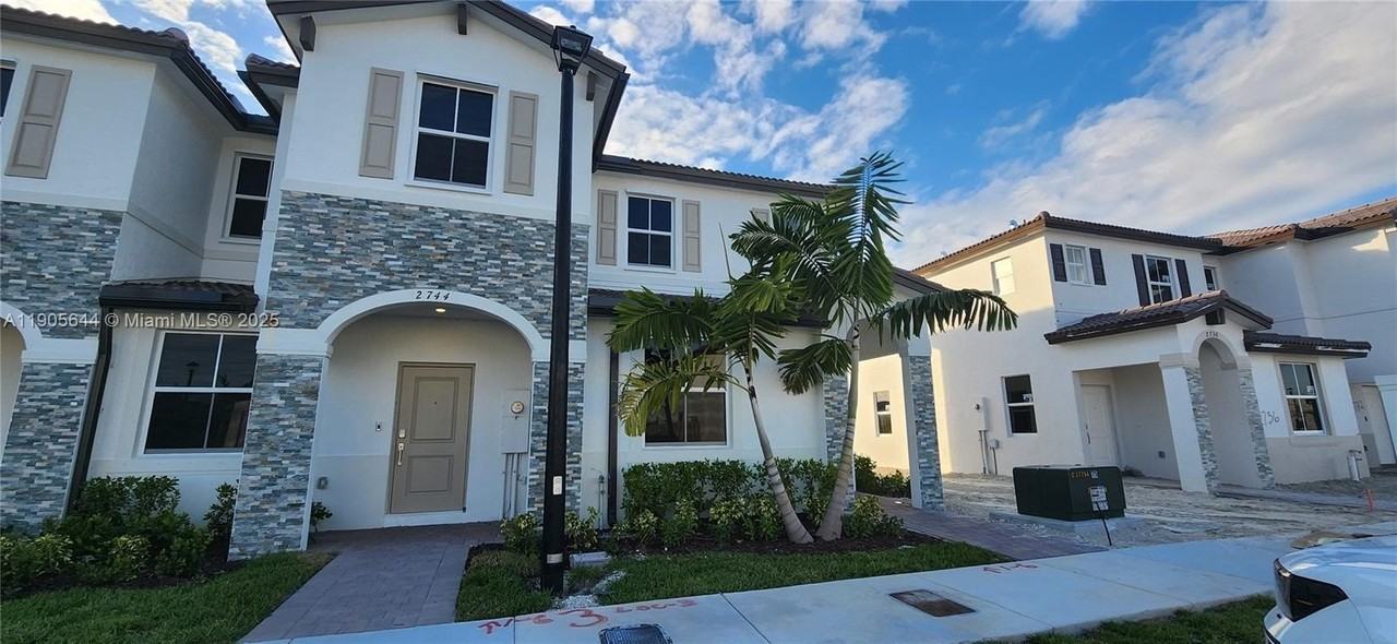 2740 Se 26th Ave #2740 - Photo 3 of 11