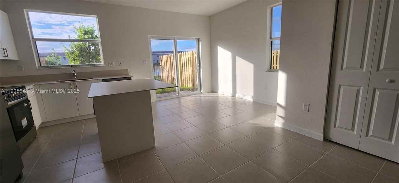 2740 Se 26th Ave #2740 - Photo 6 of 11