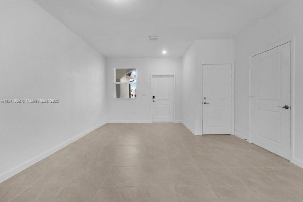 2558 Se 27th Dr #2558 - Photo 3 of 28