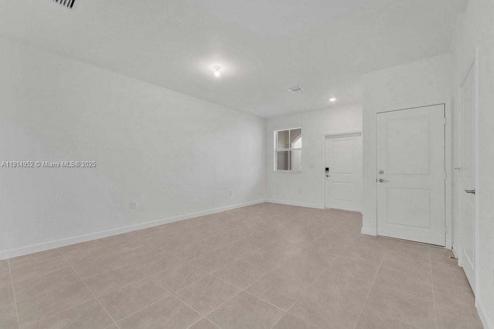 2558 Se 27th Dr #2558 - Photo 4 of 28