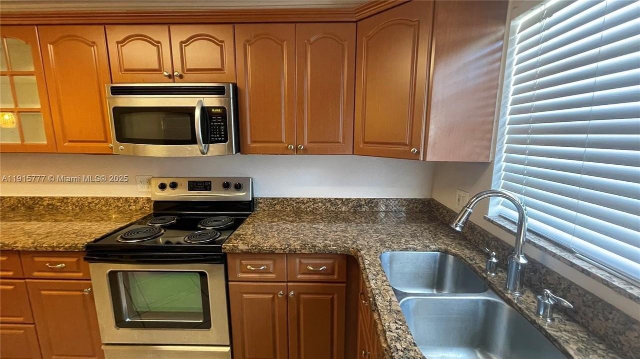 9113 Limetree Ln #170 - Photo 6 of 41