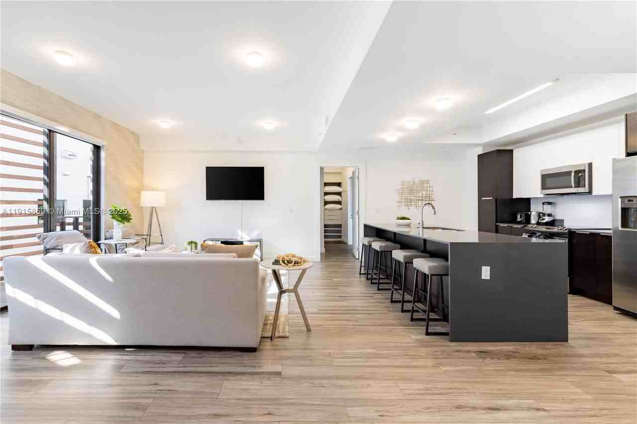 Bird Avenue #PHB - Photo 3 of 23