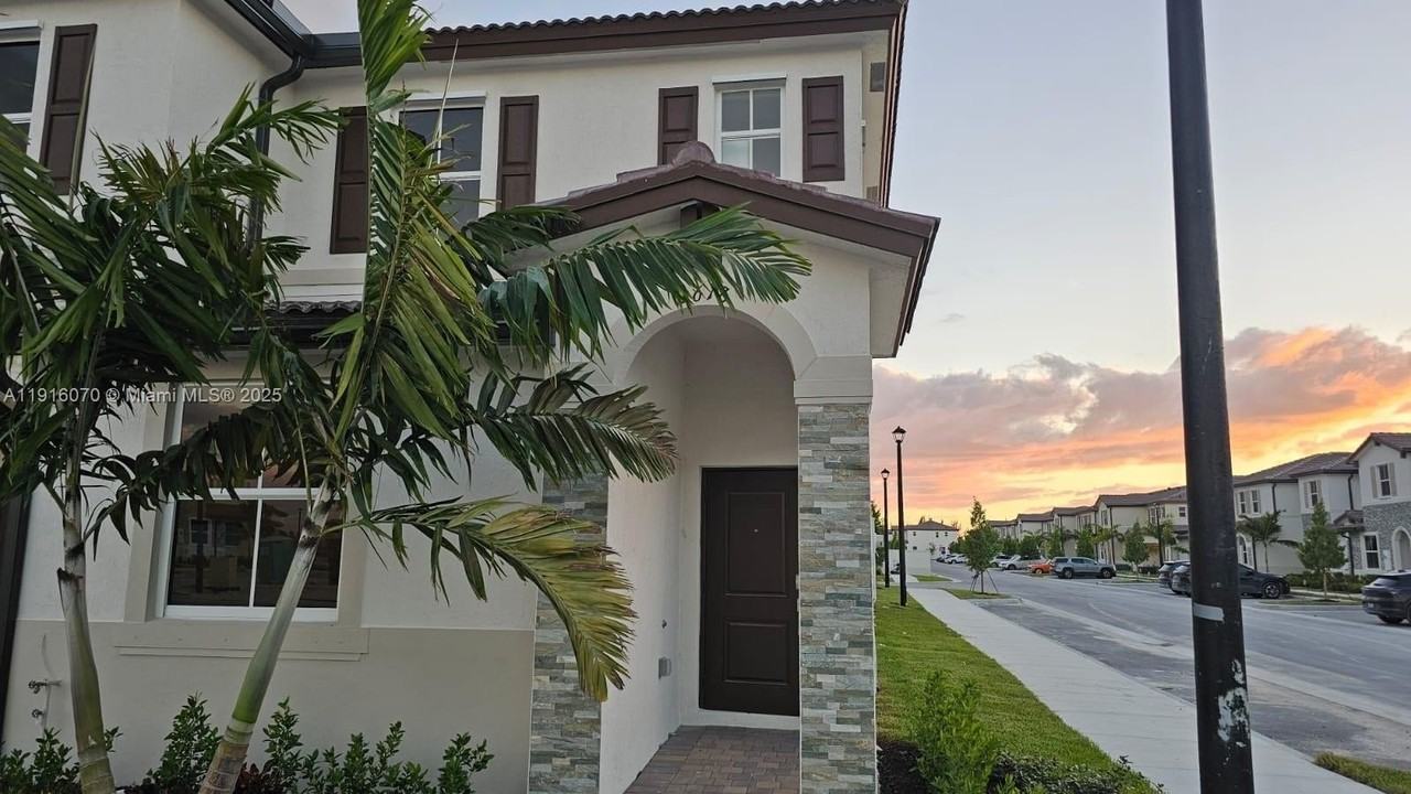 2618 Se 27th Ct #2618 - Photo 2 of 25