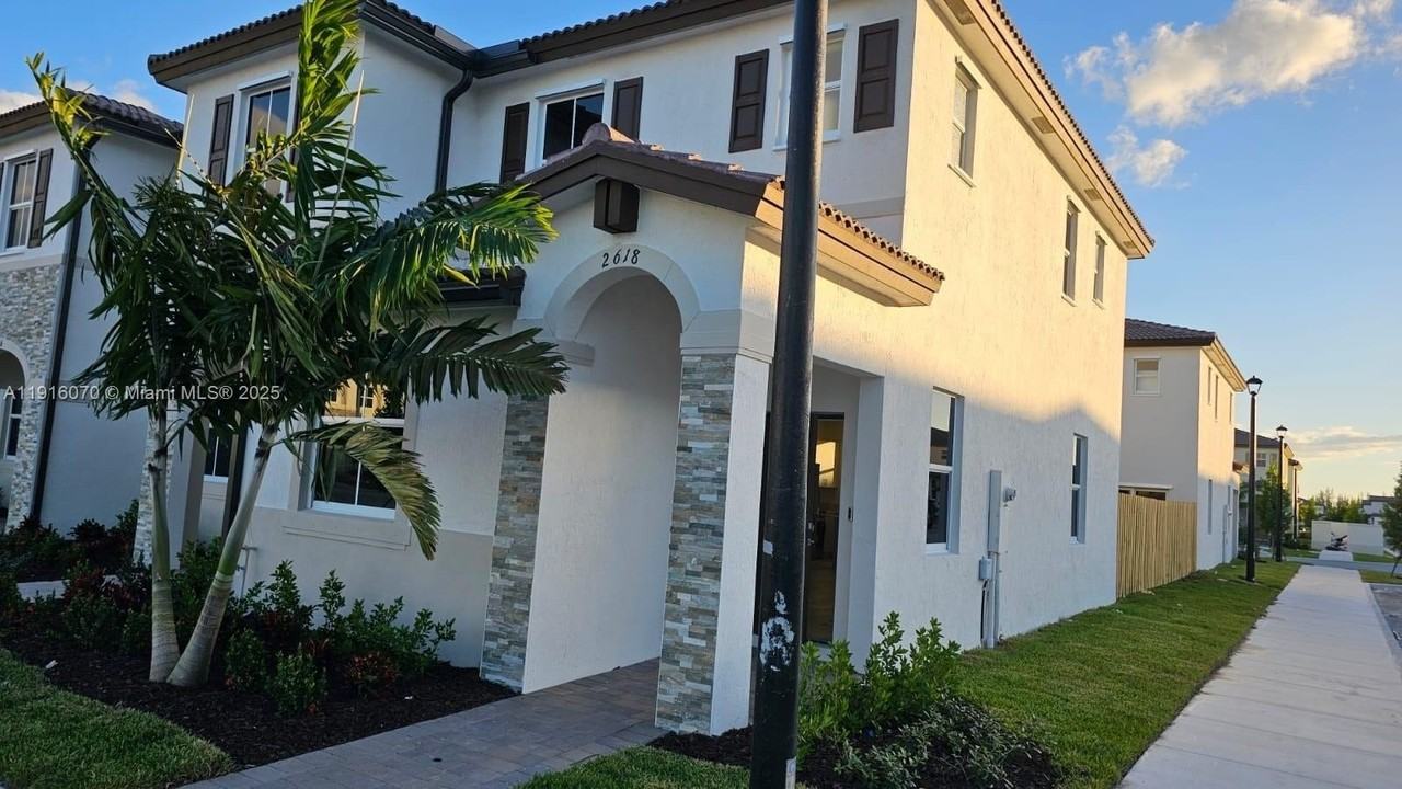 2618 Se 27th Ct #2618 - Photo 3 of 25