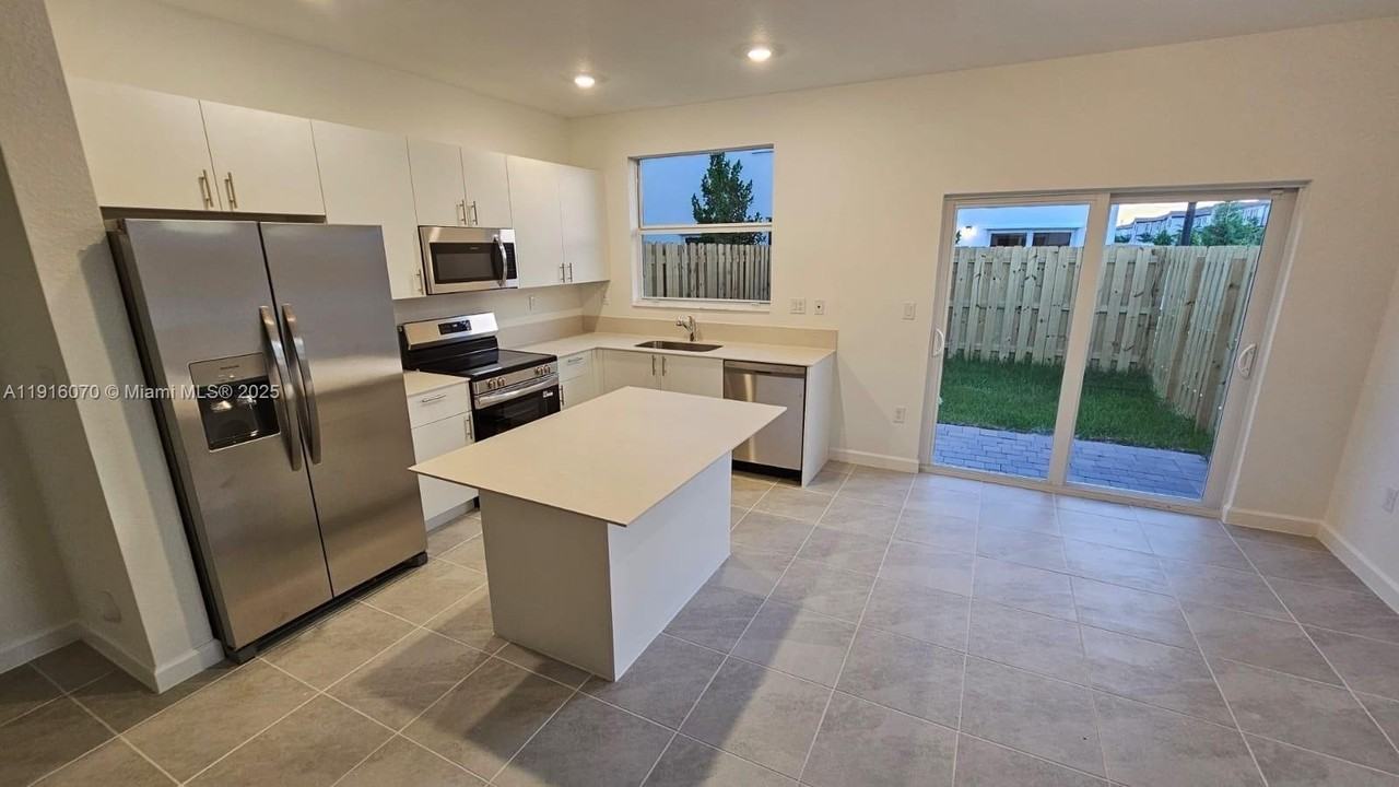 2618 Se 27th Ct #2618 - Photo 7 of 25