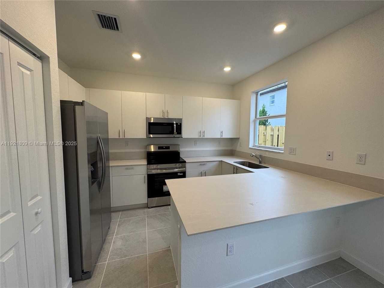 2622 Se 27th Ct #2622 - Photo 4 of 12