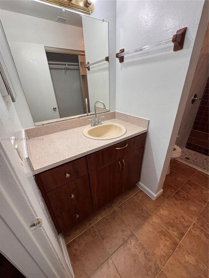 Southwest 70th Terrace #23X - Photo 6 of 19