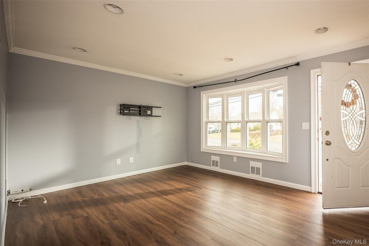 41 Morning Dr - Photo 3 of 17