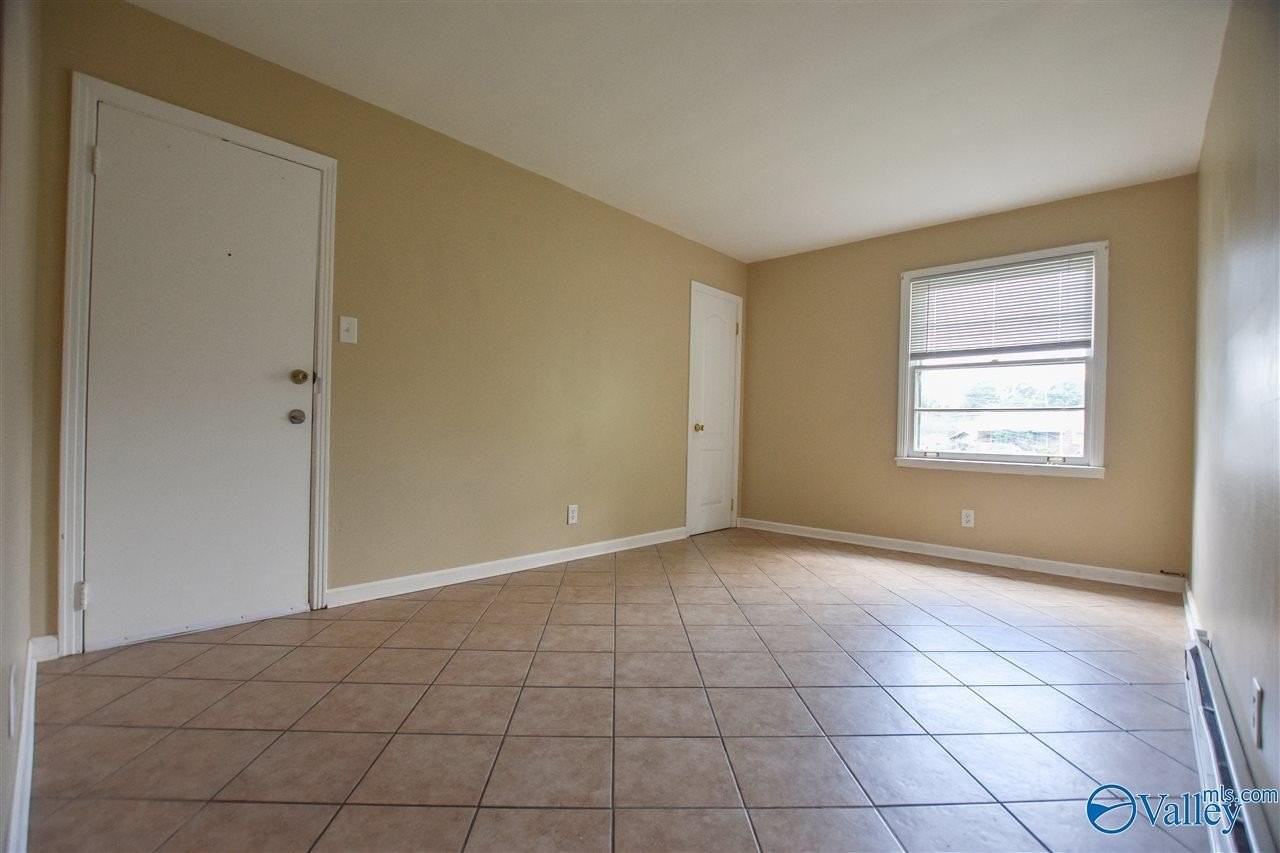 1512 Oakwood Ave Ne #3 - Photo 3 of 23