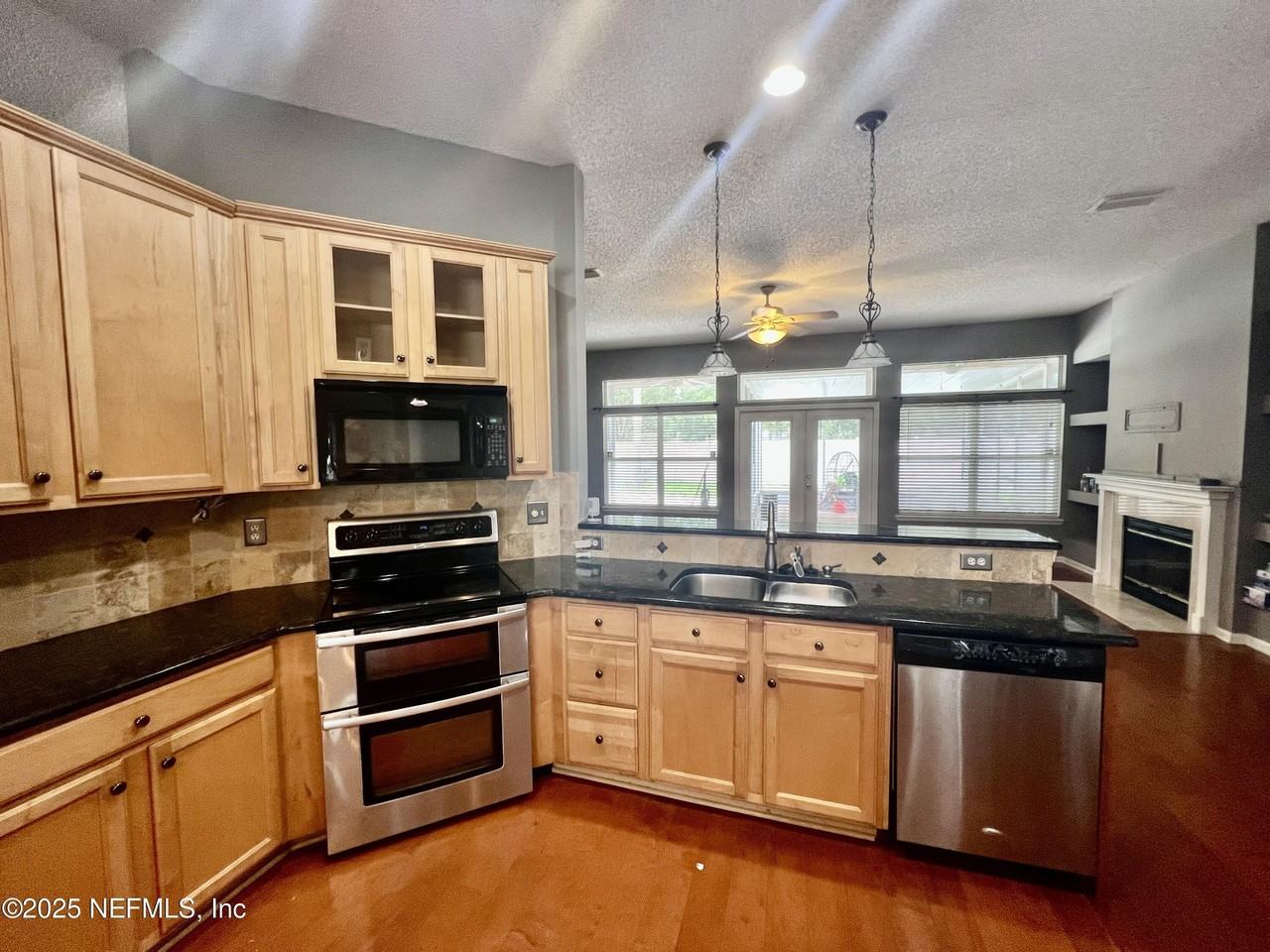 9332 Beresford Ct - Photo 7 of 29