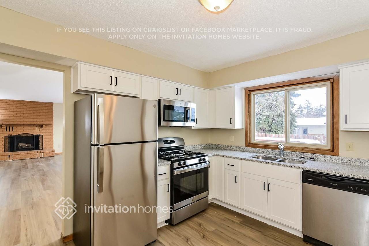 7818 Hampshire Cir N - Photo 7 of 18