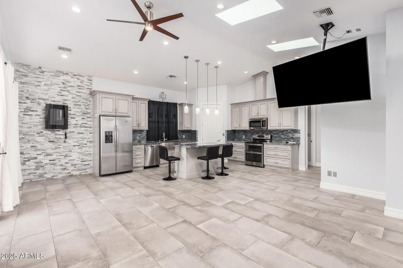 2058 W Dobbins Rd - Photo 4 of 27