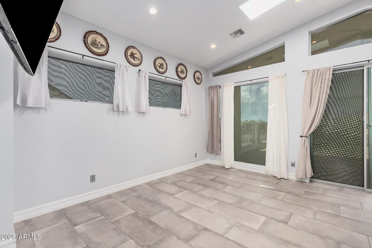 2058 W Dobbins Rd - Photo 6 of 27