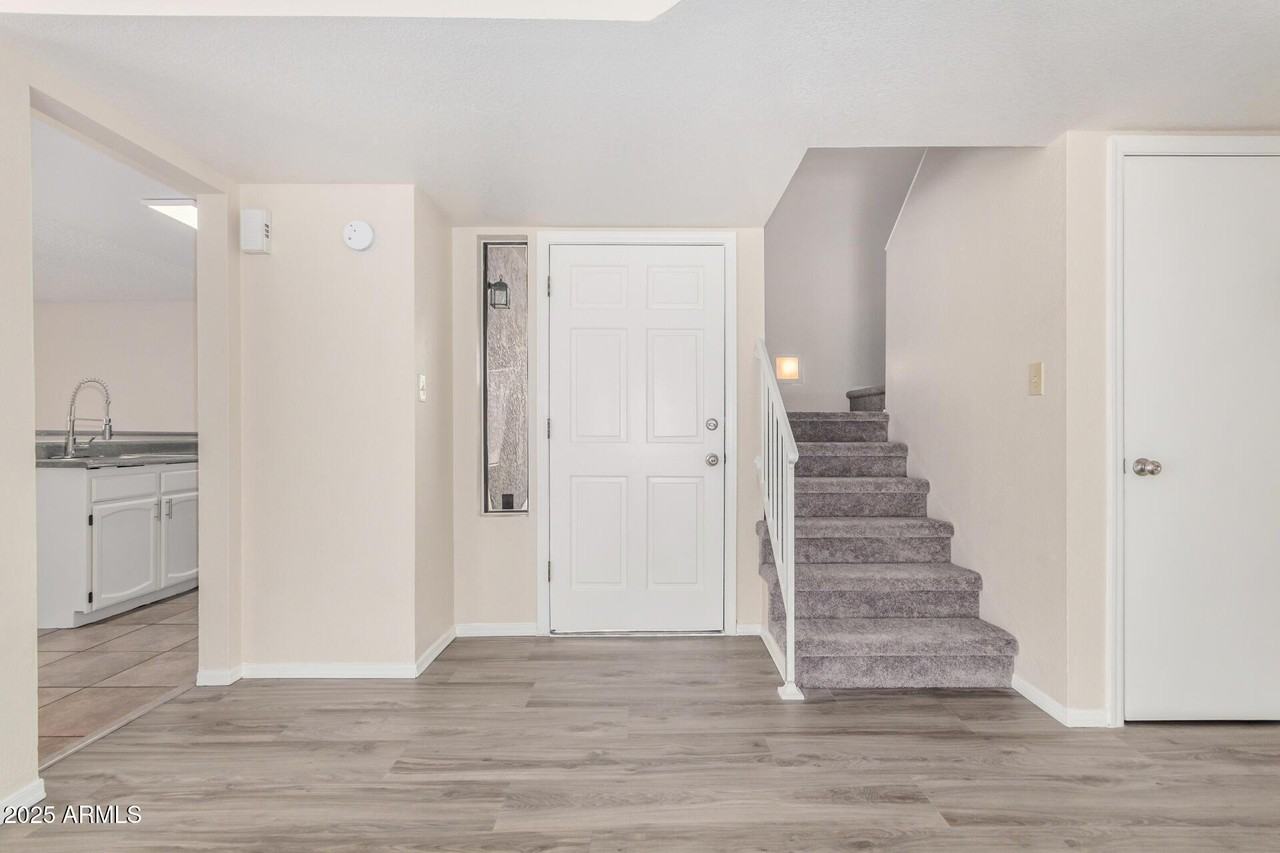 10023 W Sells Dr - Photo 4 of 37