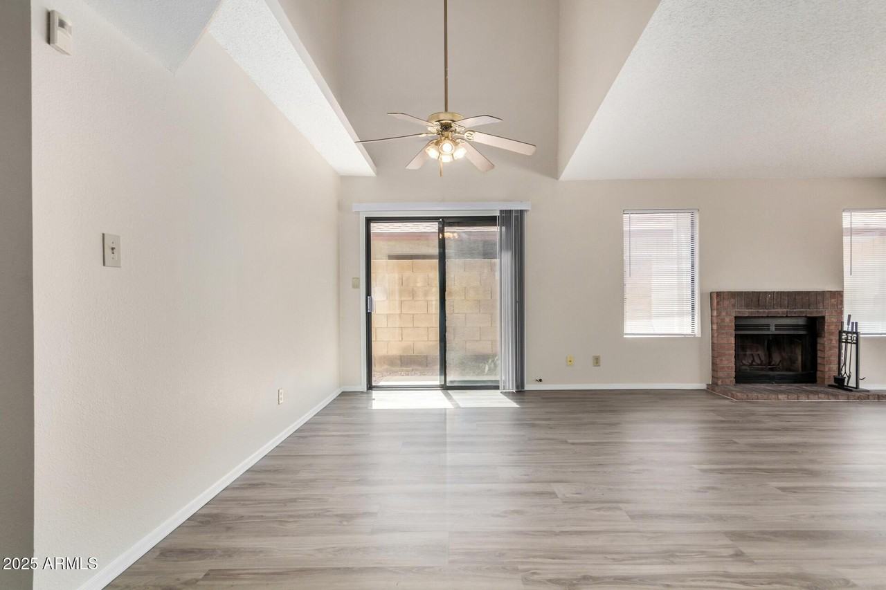 10023 W Sells Dr - Photo 5 of 37