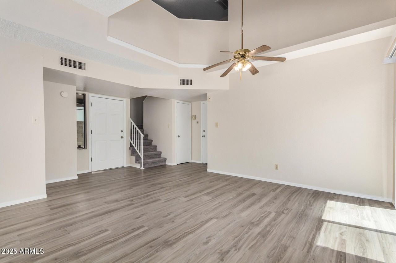 10023 W Sells Dr - Photo 6 of 37