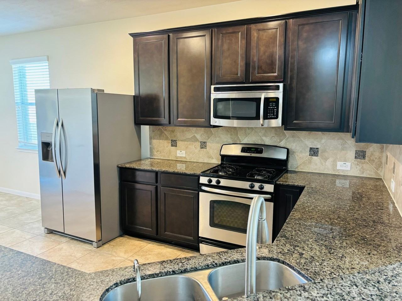 8525 Sunset Loch Dr - Photo 5 of 28