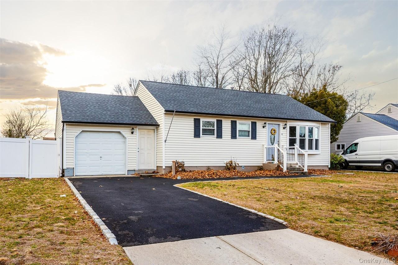 41 Morning Dr - Photo 2 of 17