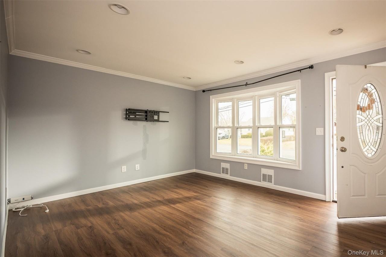 41 Morning Dr - Photo 3 of 17