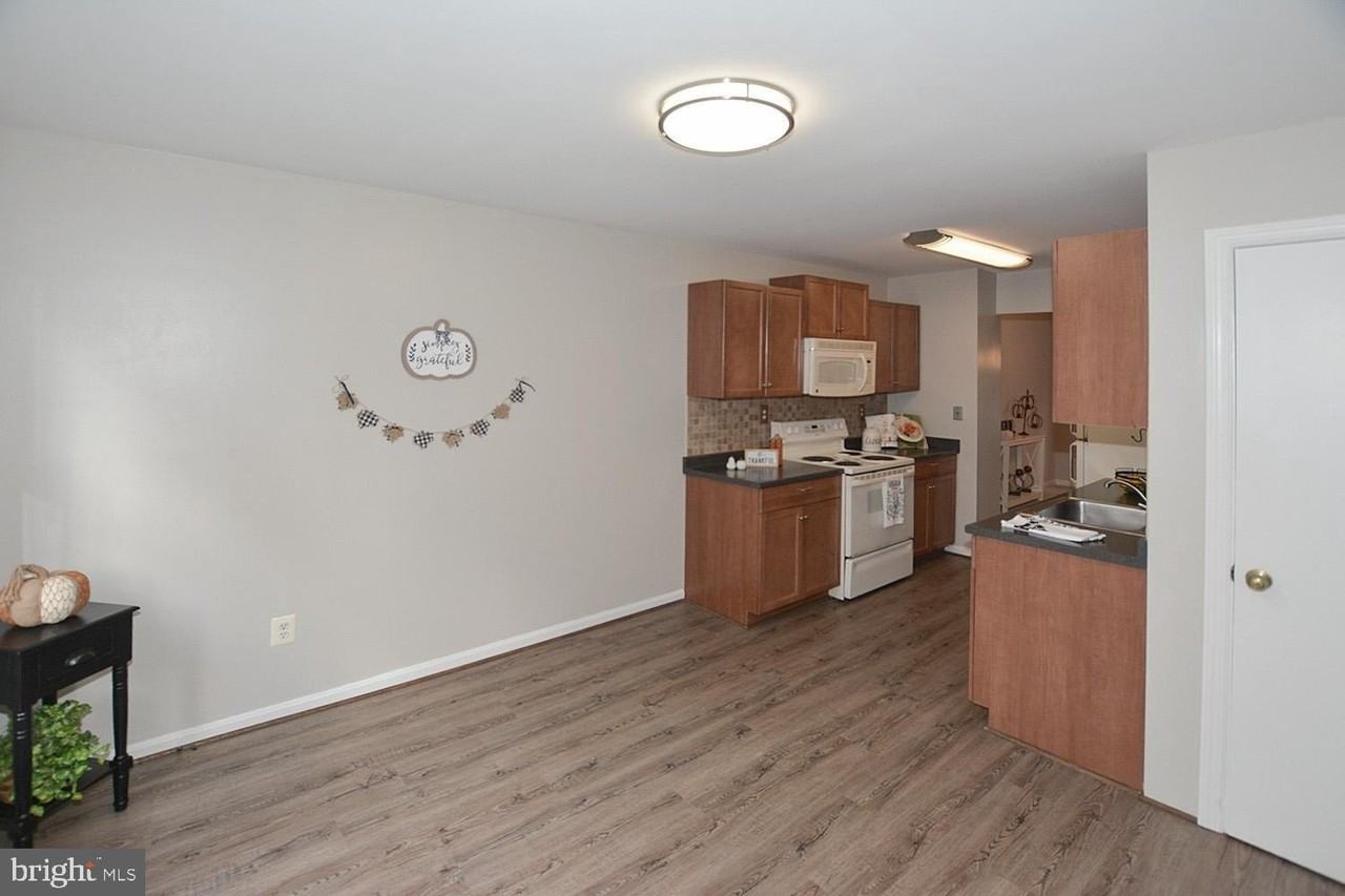 8323 Stationhouse Court - Photo 4 of 31