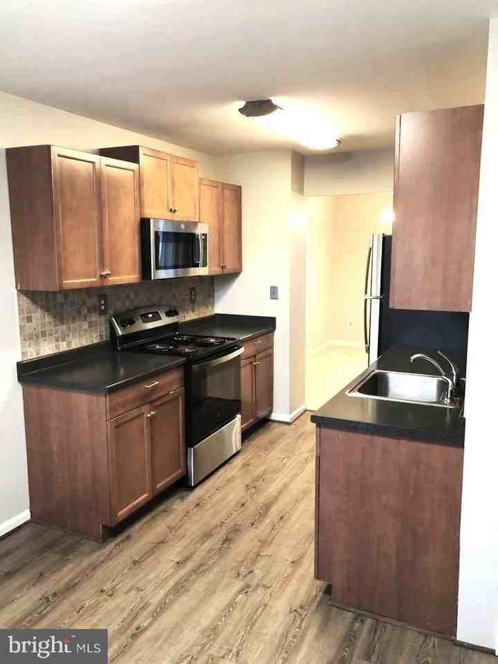 8323 Stationhouse Court - Photo 6 of 31