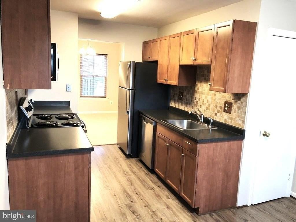 8323 Stationhouse Court - Photo 7 of 31