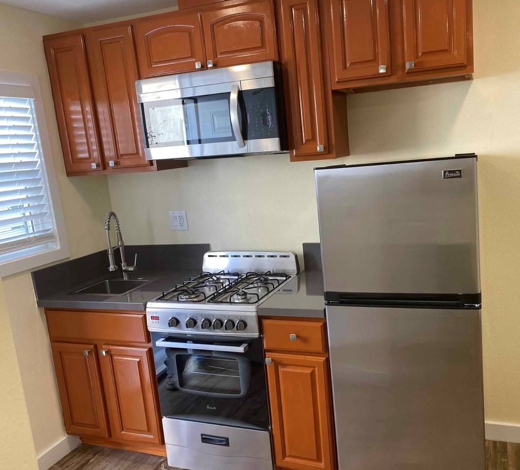 6410 N Paramount Blvd - Photo 2 of 4