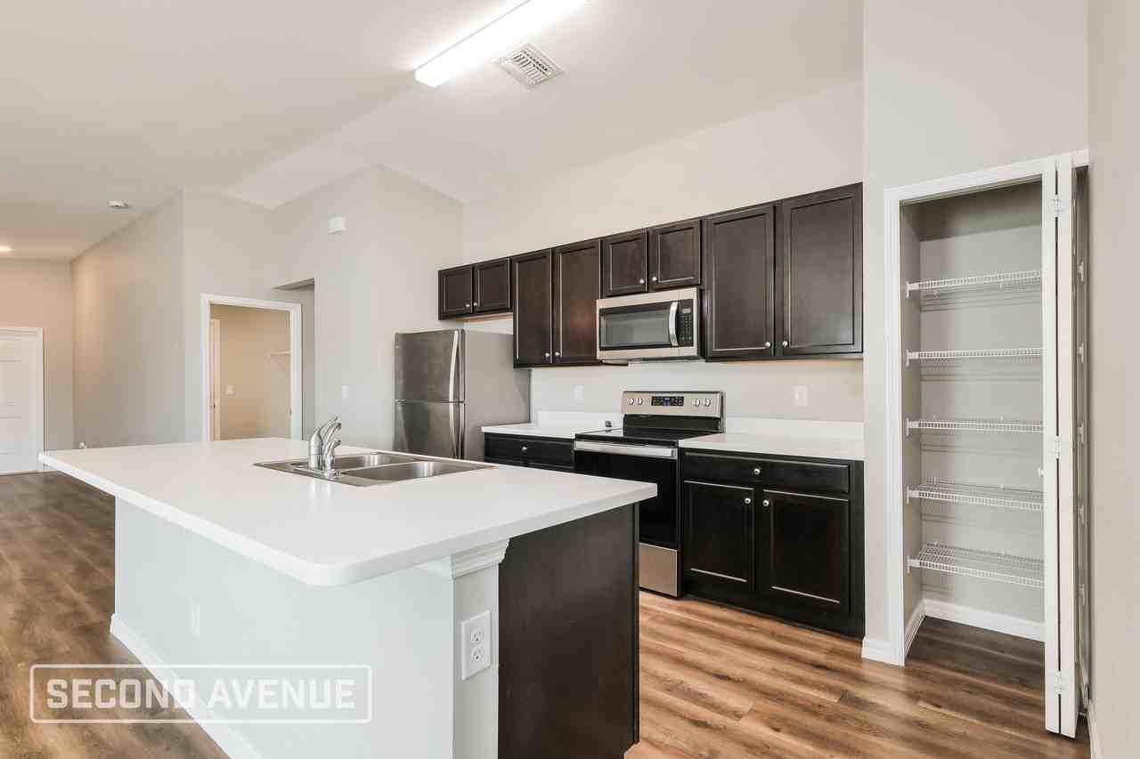 1013 Ne 2nd Ave - Photo 4 of 26
