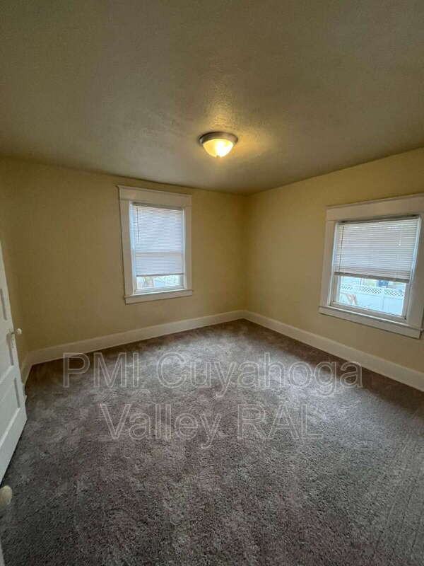 555 Brittain Rd - Photo 6 of 11