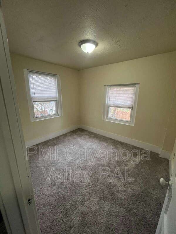 555 Brittain Rd - Photo 7 of 12