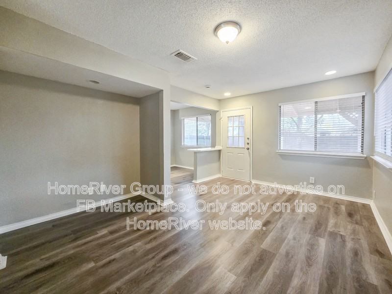 1817 Lincolnshire Way - Photo 3 of 24