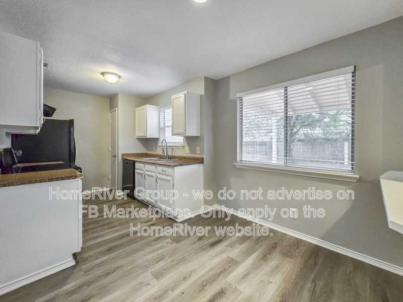 1817 Lincolnshire Way - Photo 4 of 24