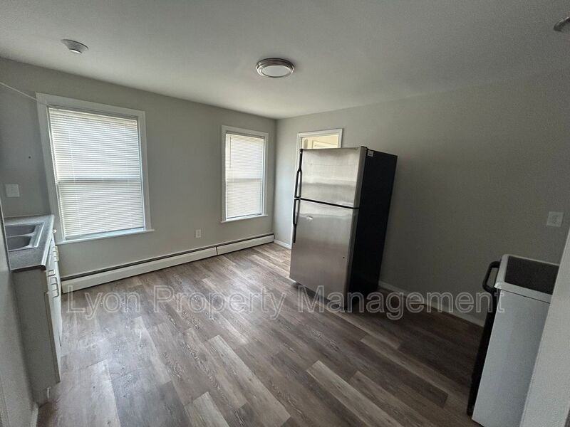 46 Spring St #A - Photo 3 of 15