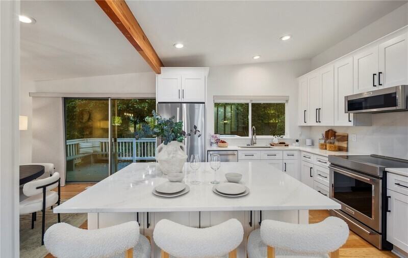 201 165th Ave Ne - Photo 5 of 15