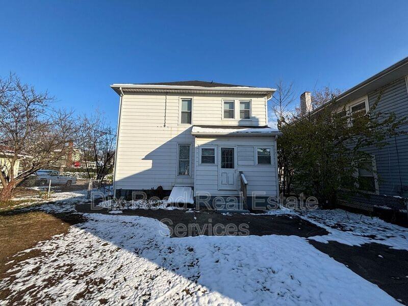 304 Stanley Street - Photo 4 of 25