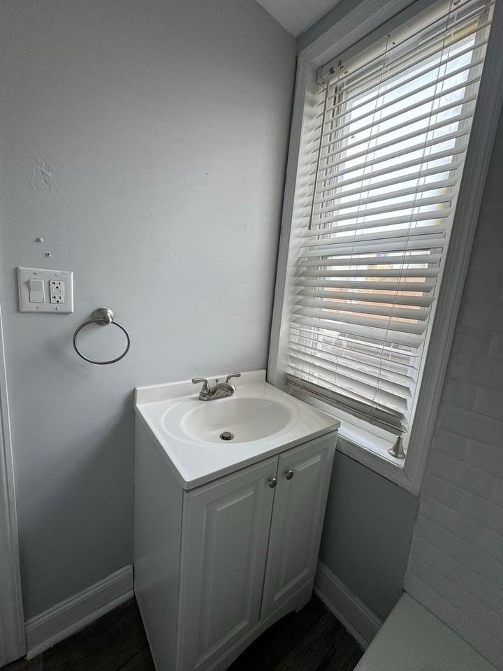 610 E 9th St - Photo 5 of 10