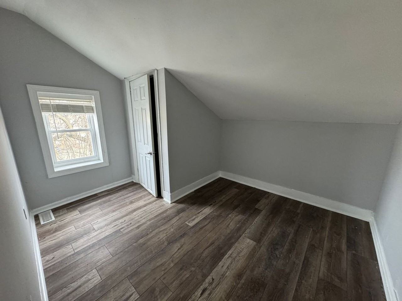 610 E 9th St - Photo 6 of 10