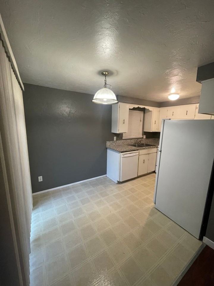 198 E Milton St #4 - Photo 6 of 17