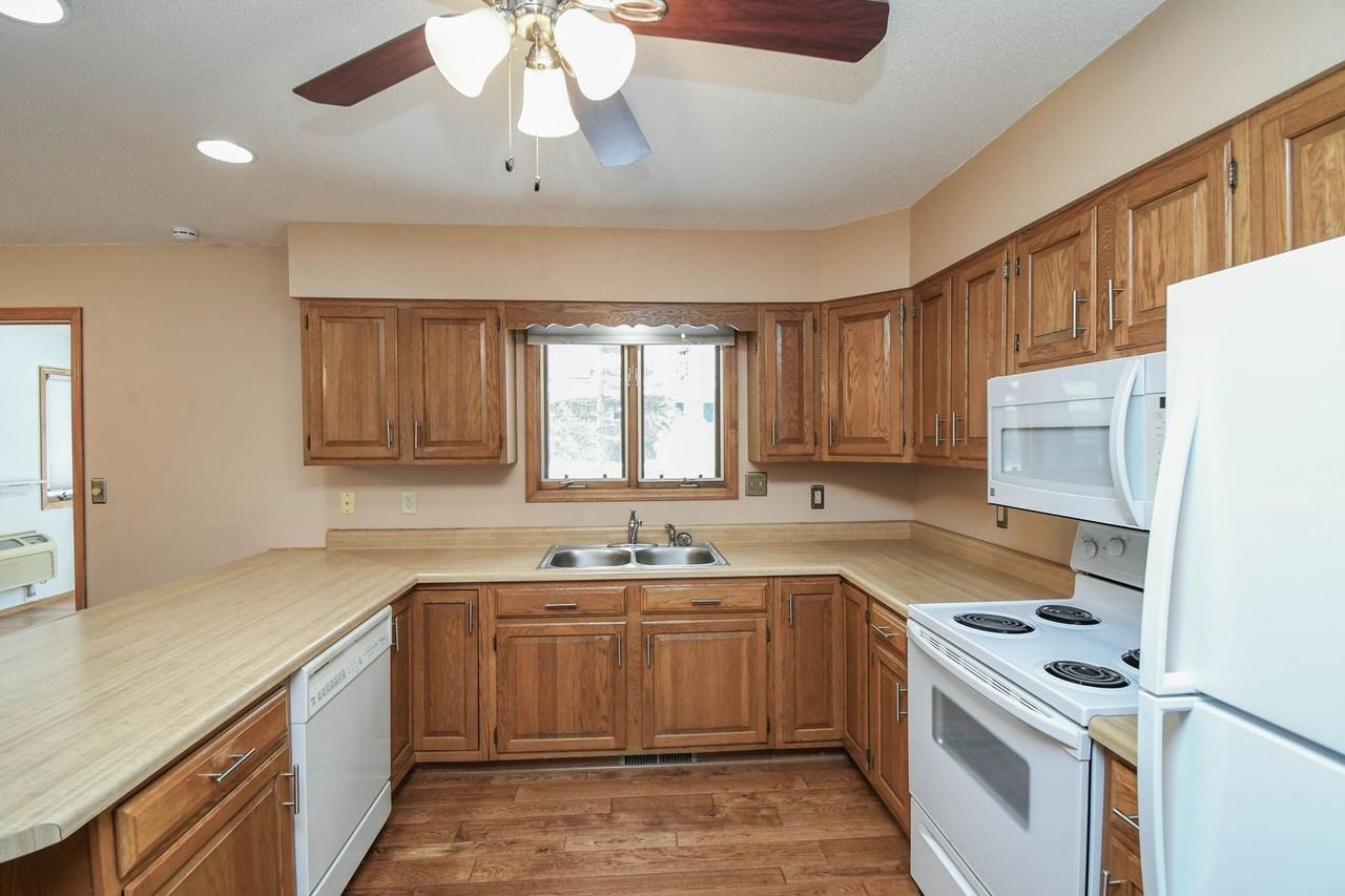 2213 S Wellington Ave - Photo 5 of 48