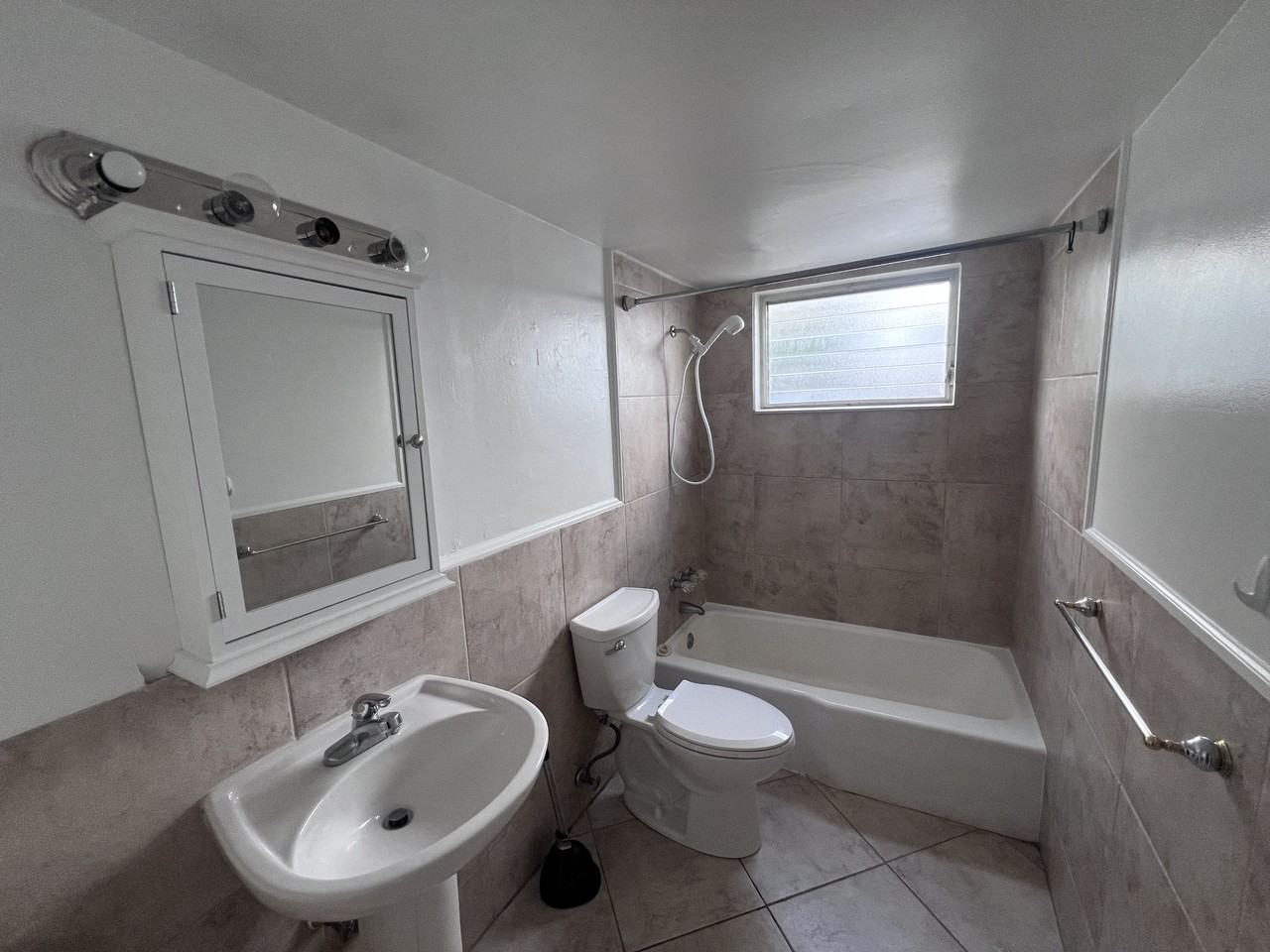 340 - Hemingway At Wilton Manors LLC - Photo 6 of 9