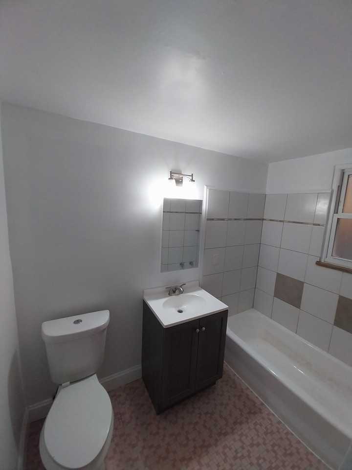 17808 Lakeshore Boulevard - Photo 2 of 5