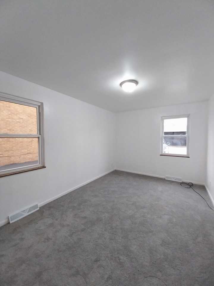 17808 Lakeshore Boulevard - Photo 3 of 5