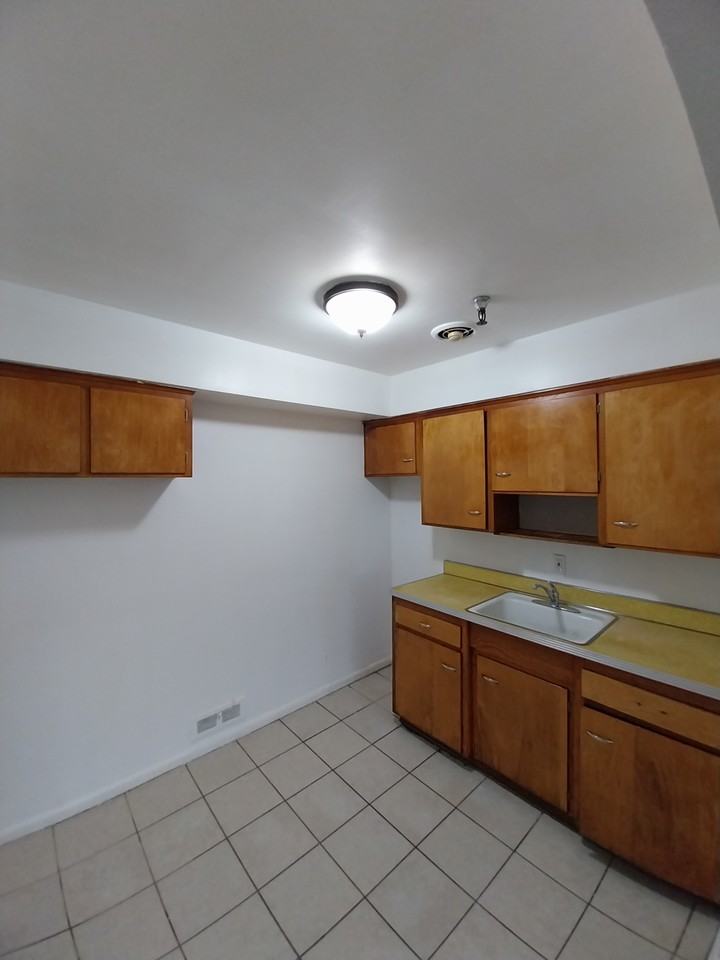 17808 Lakeshore Boulevard - Photo 4 of 5