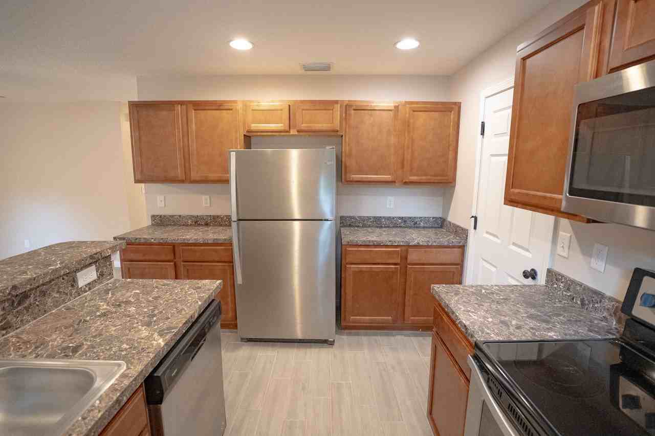 818 Bay Street - Photo 3 of 11