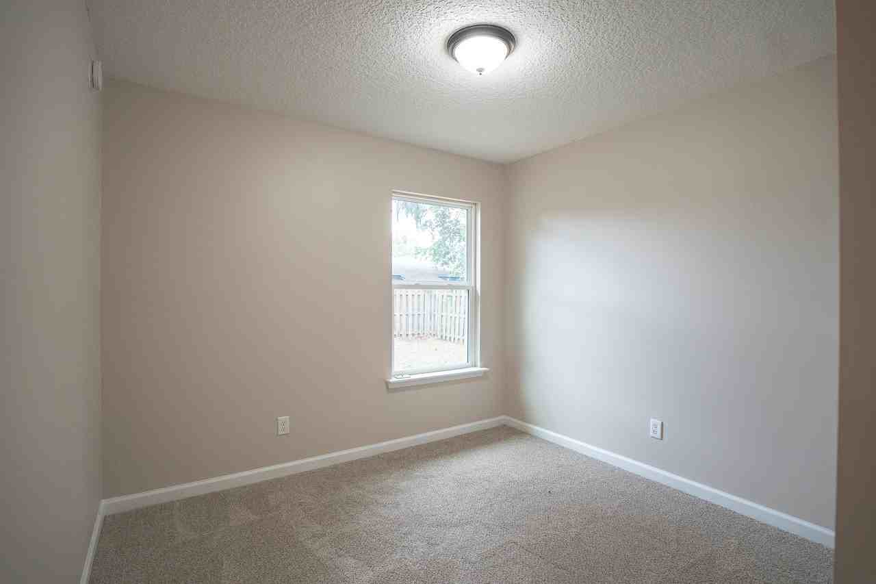 818 Bay Street - Photo 6 of 11