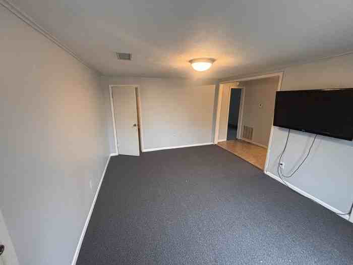 124 39th Ave N #B - Photo 2 of 10