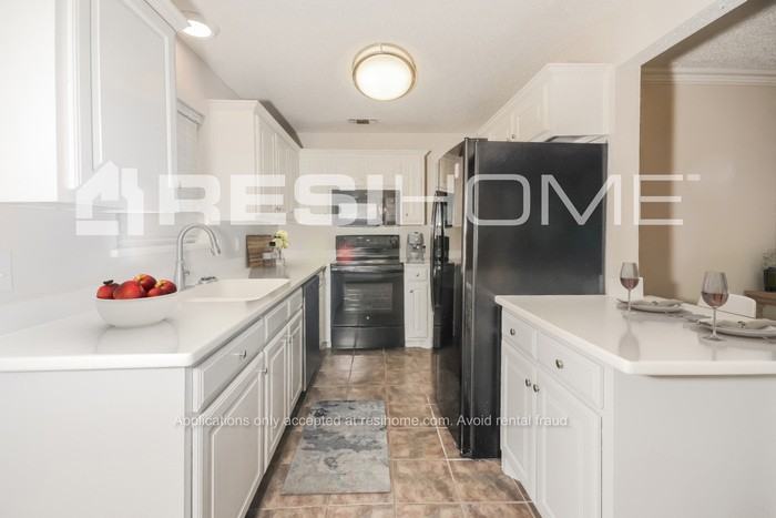 1008 N 4th St - Photo 3 of 20